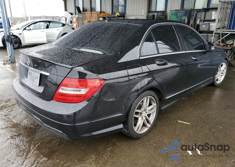 2013 Mercedes-Benz C 250 z USA, uszkodzony, nr VIN WDDGF4HB2DR275502